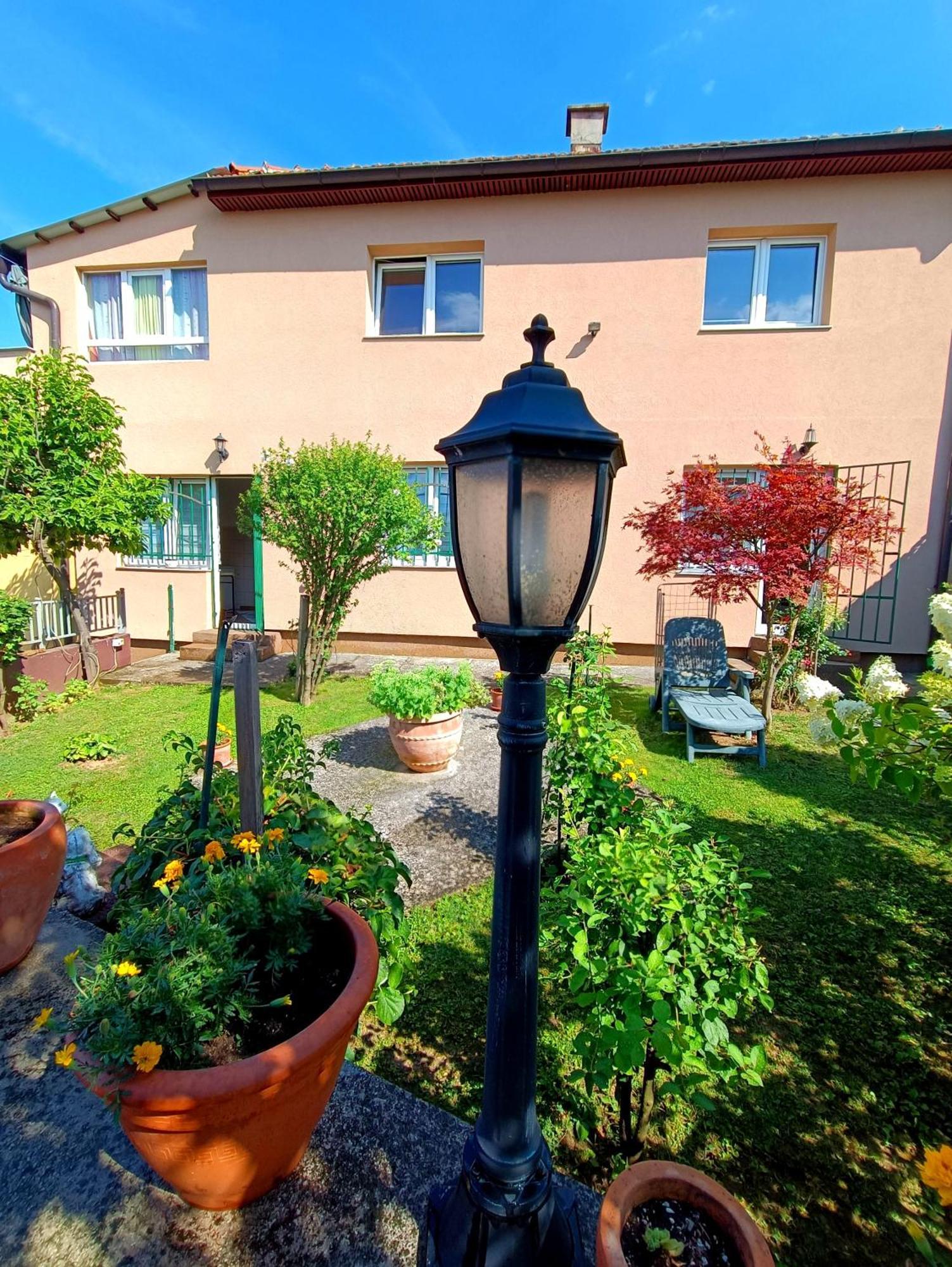 Garden Free Parking Apartment Сараево Стая снимка