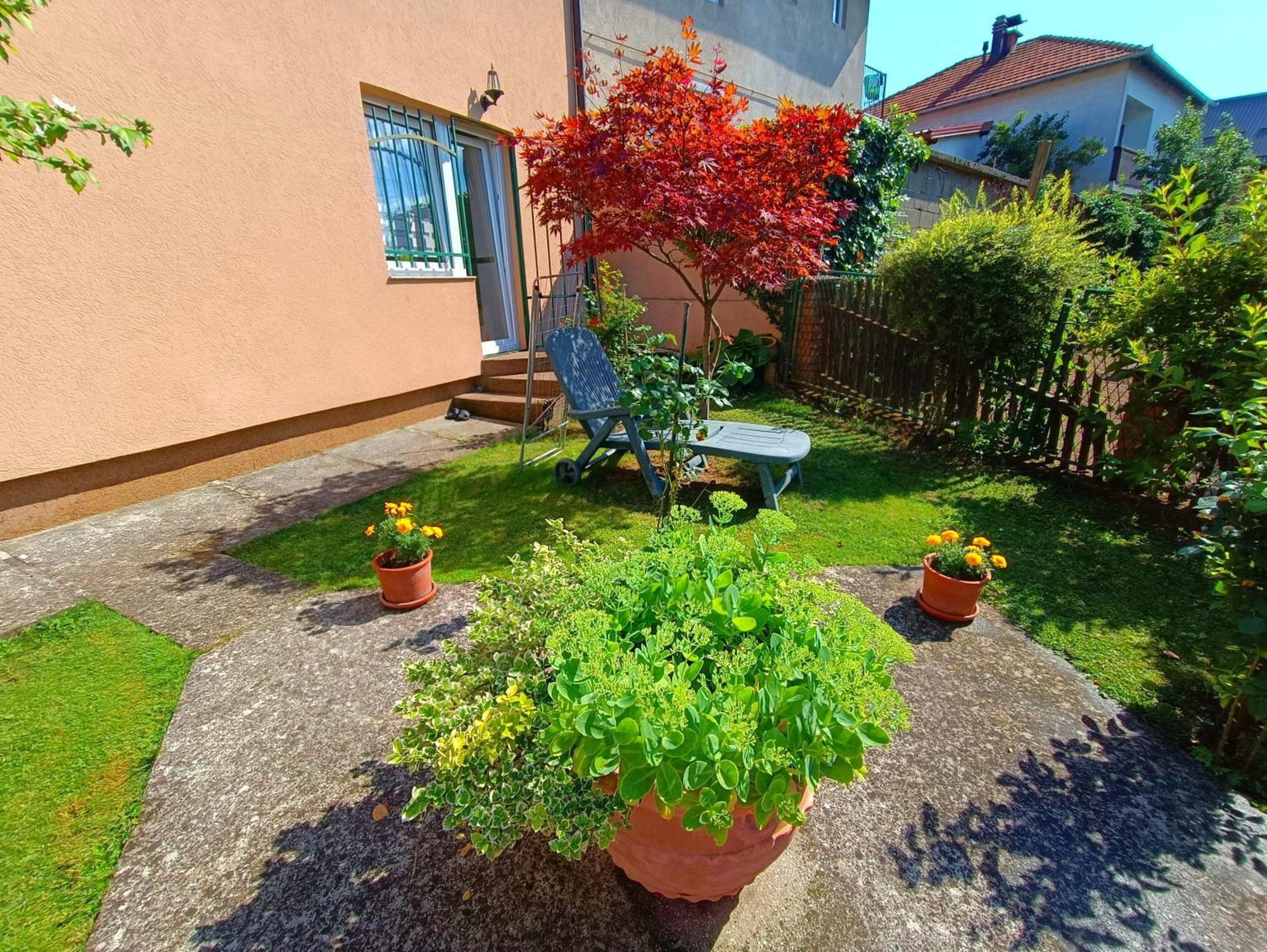 Garden Free Parking Apartment Сараево Стая снимка