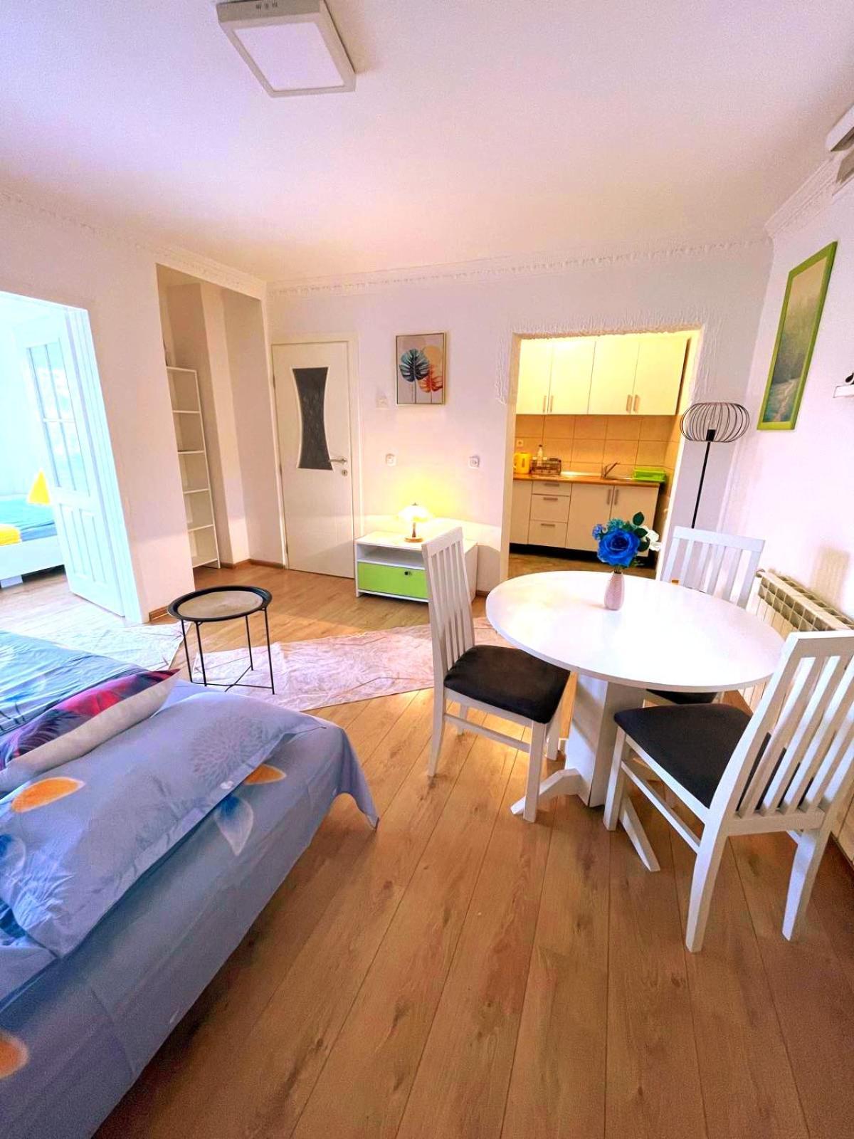Garden Free Parking Apartment Сараево Стая снимка