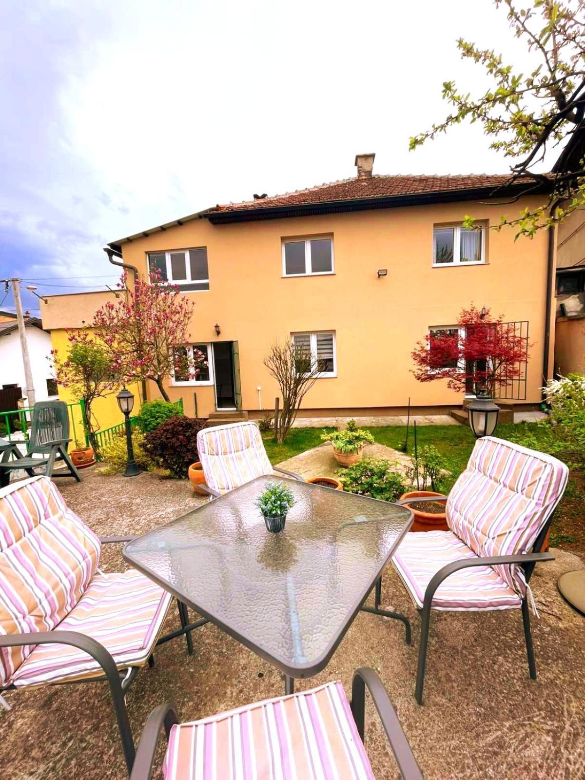 Garden Free Parking Apartment Сараево Екстериор снимка